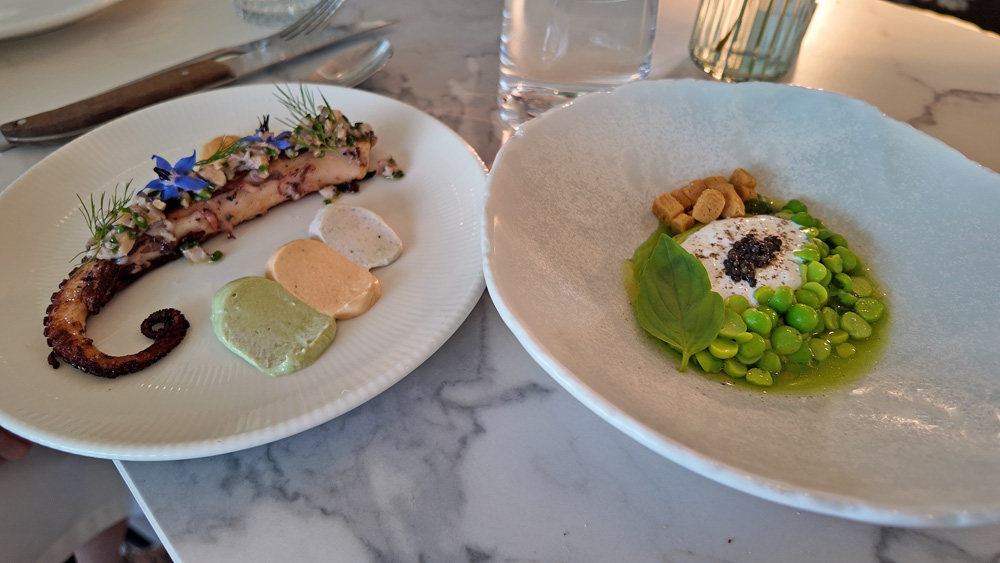 A partager, Poulpe snacké, piquillos, olive, artichaut, roquette & Petit pois, stracciatella, basilic, caviar de Sologne
