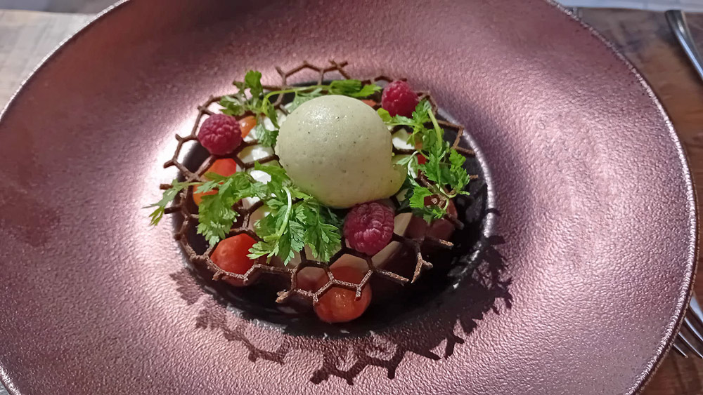 Panna-cotta de chèvre frais au cœur coulant d’estragon, tomates du moment marinées au jus de framboise, sorbet green zebra  