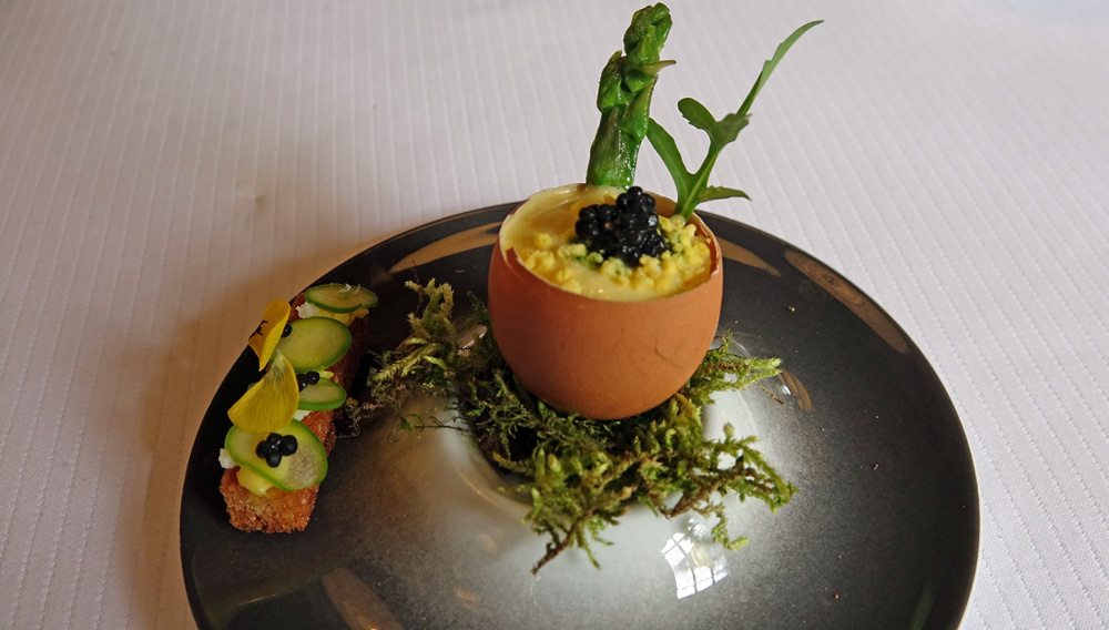 Oeuf mimosa reconstitué et sa mouillette, déclinaison d'asperges et "perles" de hareng