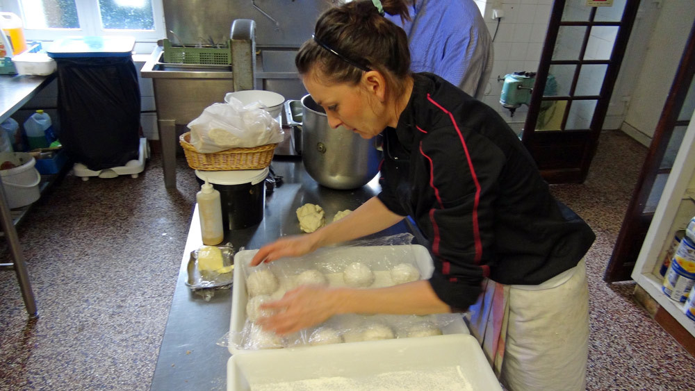 Filmage des boules de pâtes à pizza pour leur mise en chambre froide