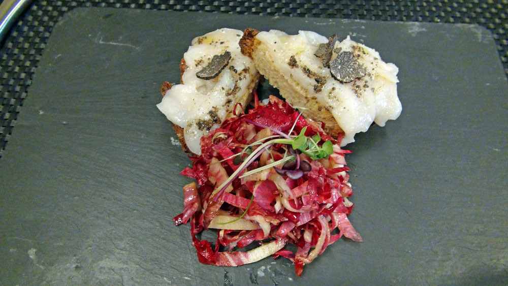 Bruschetta truffée, carpaccio de Saint Jacques, salade d’endives rouges