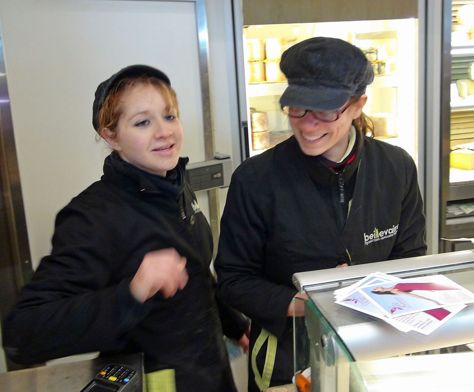 Vendeuses souriantes, accueillantes et joueuses