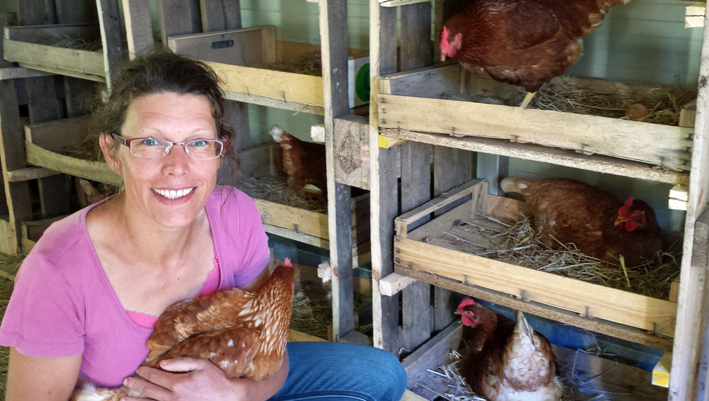 Aude Duwer et ses poules - Crédit photo "La Ferme de Pontcirq"