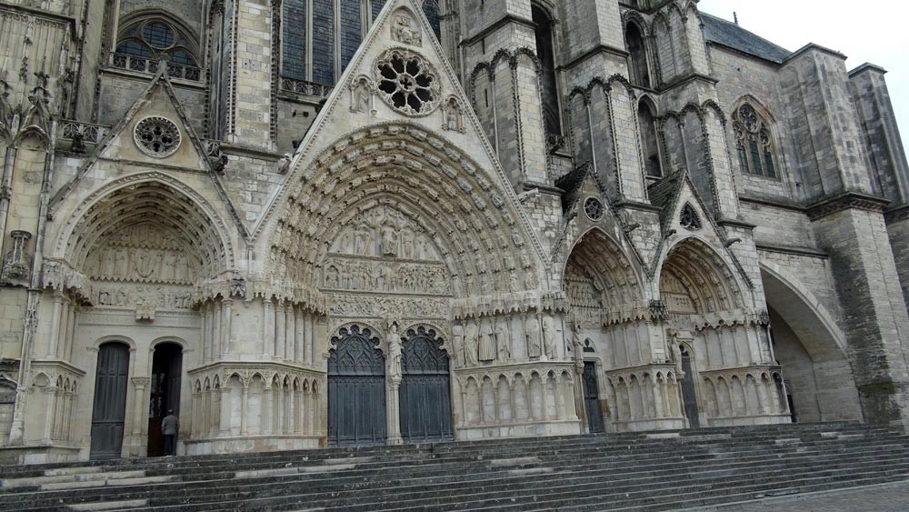 Le portail de la Vierge, le portail du Jugement dernier, le portail Saint-Etienne et le portail Saint-Ursin