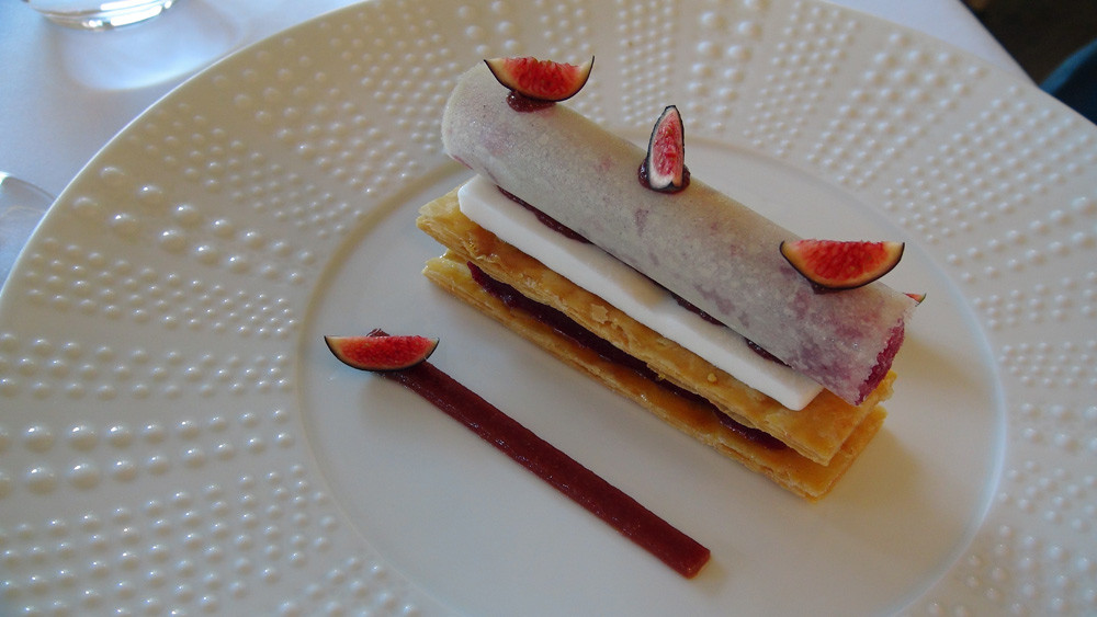 Figues du pays en tartelette feuilletée, mousse yaourt et granité sangria