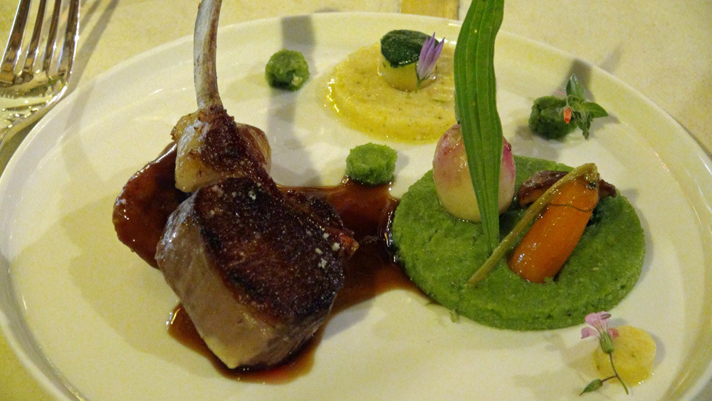 Agneau "de la tête aux pieds", polenta de roquette, jardin de légumes et beurre de sauge