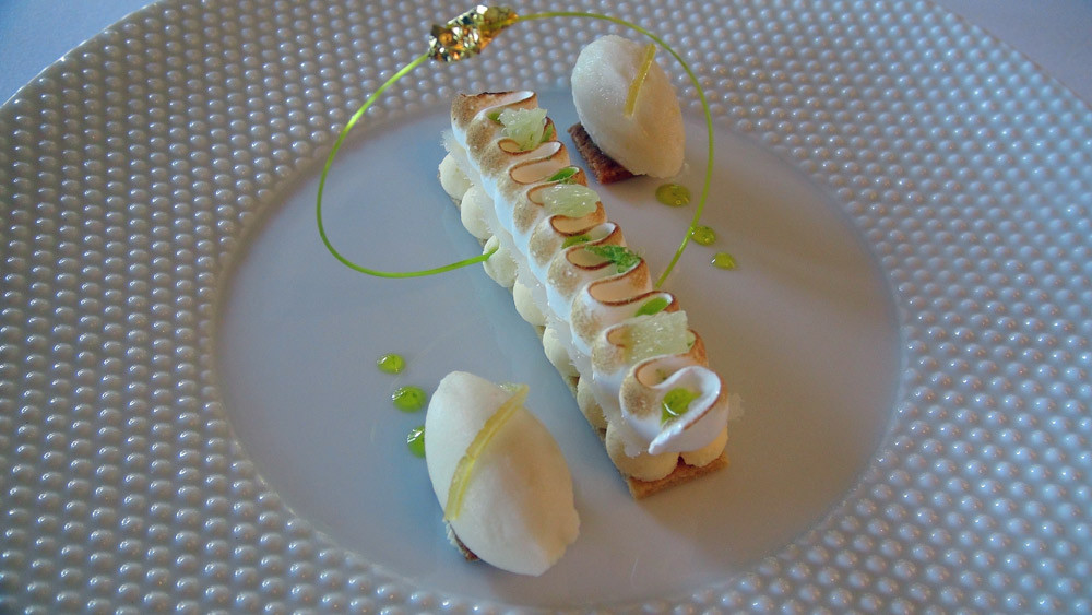 L'idée d'une tarte au citron, fine meringue acidulée, sorbet thym-citron