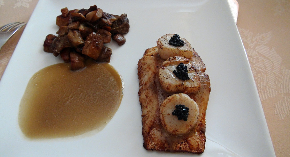 Filet de bar, Saint-Jacques & cèpes, jus de crevettes monté au beurre