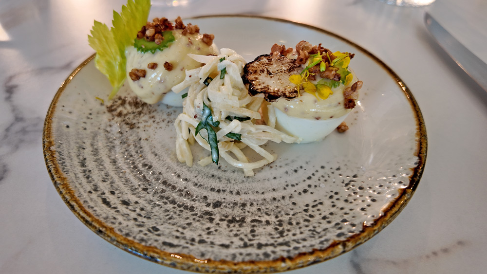Œufs mayonnaise, céleri rémoulade, sarrasin soufflé (Champion du Monde de l’Œuf Mayonnaise 2025 ASOM)