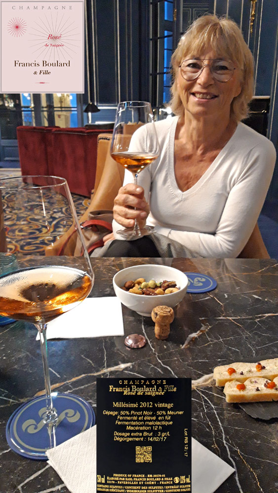Pascale et sa coupe de Champagne rosé de saignée