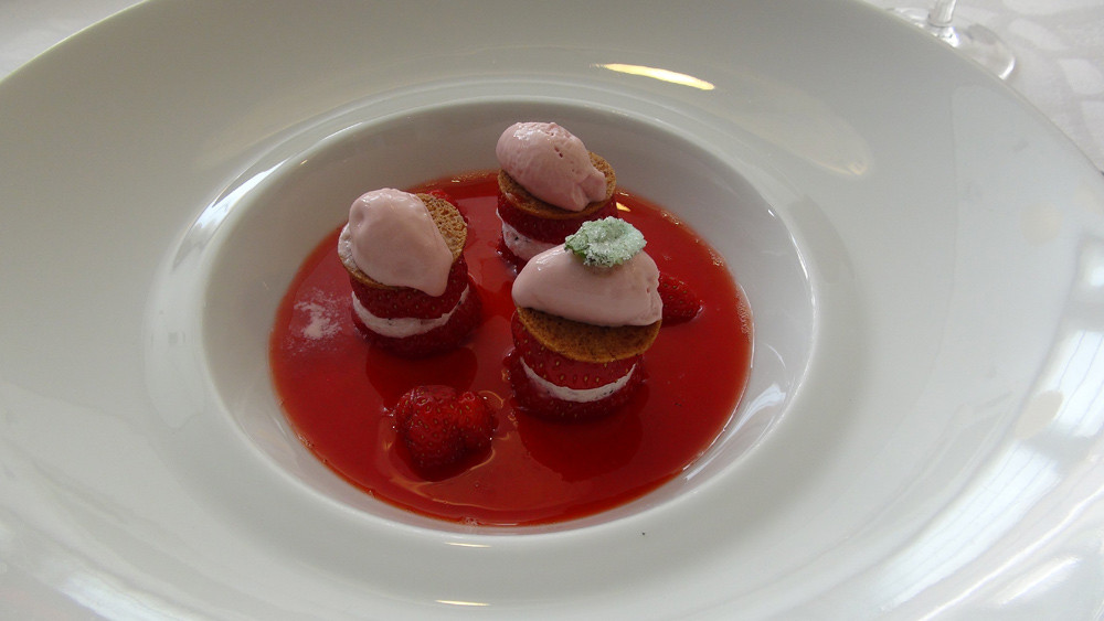 Fraises gariguette et blanc manger à le fleur d'oranger, glace à la violette