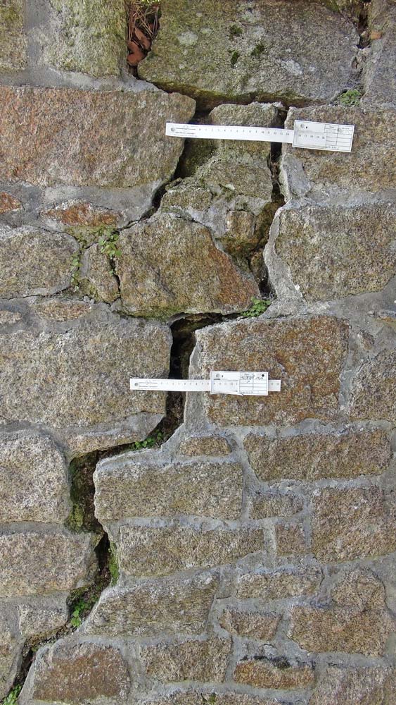 Suivi d’évolution de la  fissure (occasionnée par le Pin parasol) avec des jauges à réglette coulissante