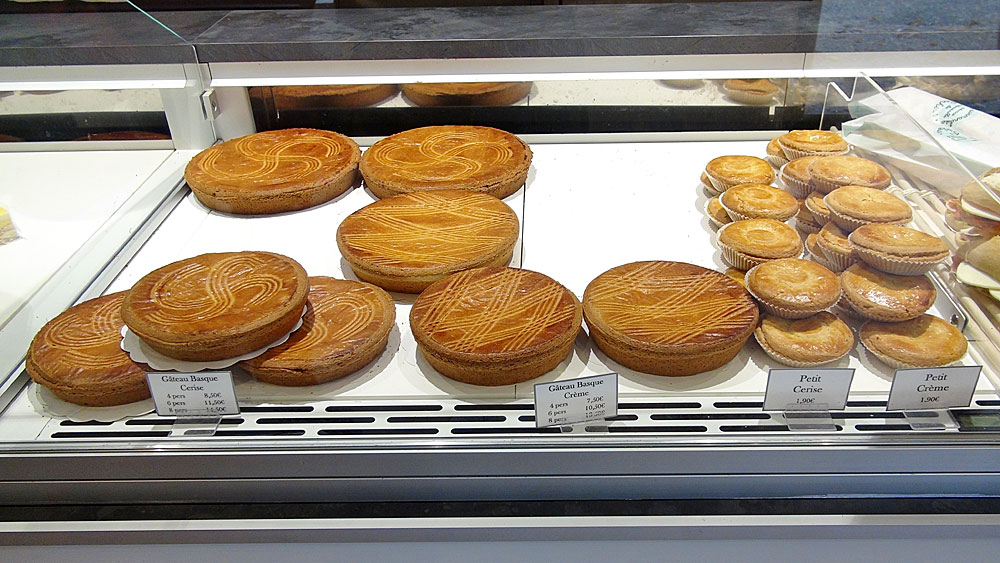 Gâteaux basques, crème pâtissière et cerises