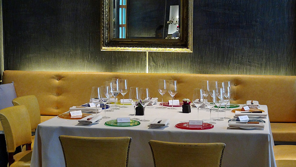 Une (grande) table de la (petite) salle (26 couverts)