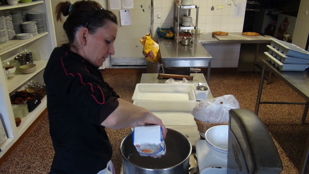 Carole prépare sa pâte à pizza