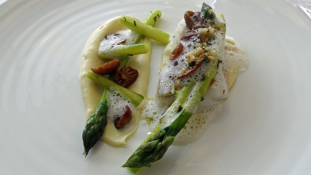 Turbot sauvage, crème de panais, asperges vertes et premiers mousserons des prés