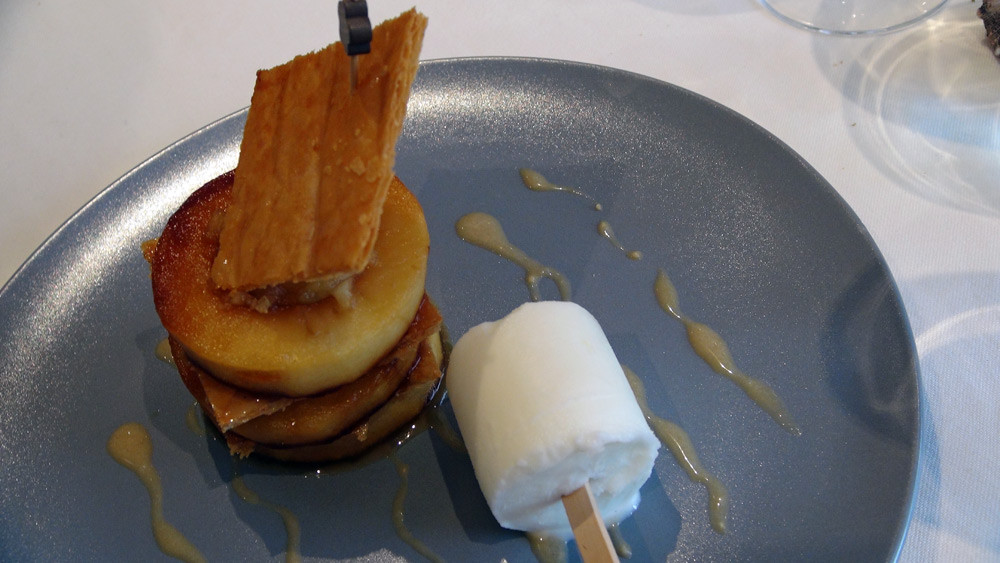 Le Feuilleté pomme caramélisée,  sorbet fromage blanc-citron      