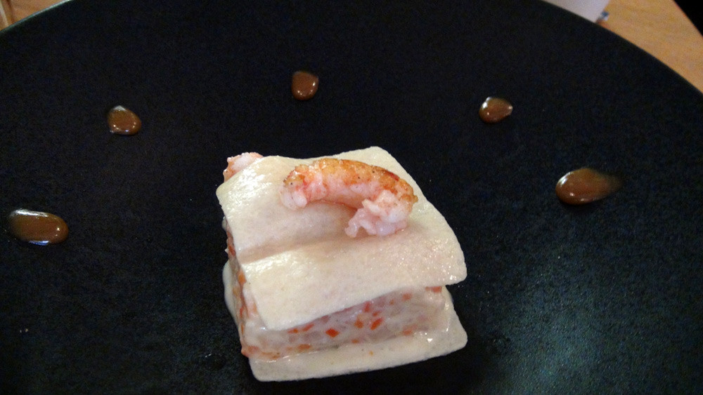 Raviole ouverte de langoustines, matignon de légumes et jus d'étrilles