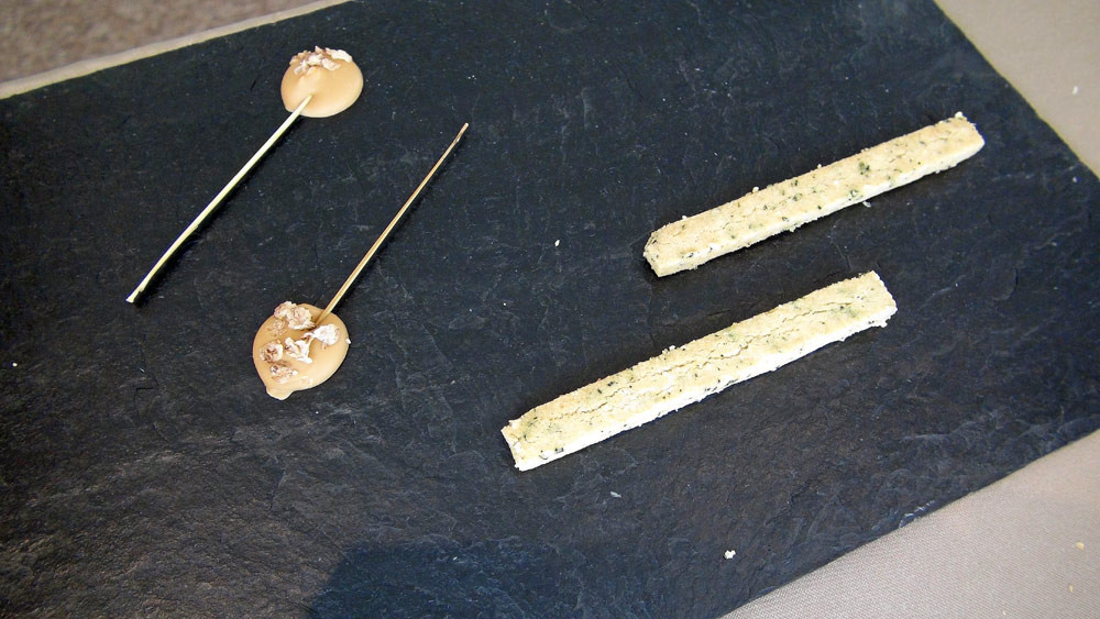Mignardises : Cookies au wakamé et des Sucettes au chocolat dulcey et éclats de sarrasin