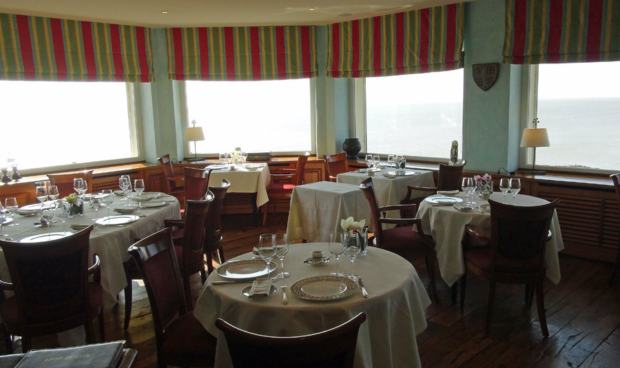 Une autre salle à manger avec vue sur l'océan