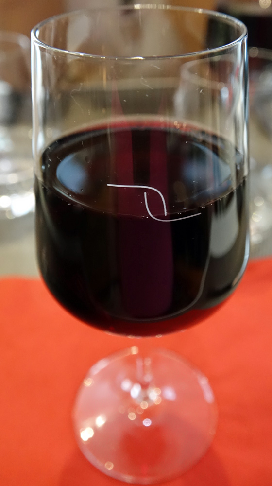 Le verre de Marcillac "Lo sang del païs" de chez Teulier avec ses 2 marques