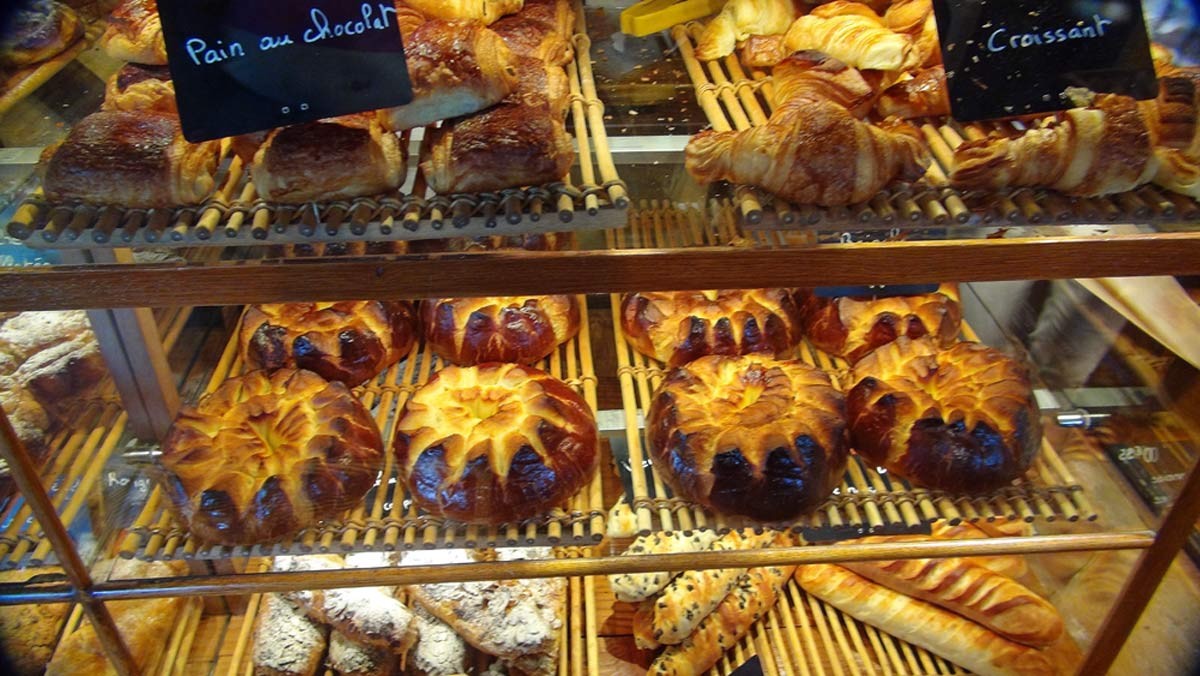 ... "Pains au chocolat, Croissants et Brioches"