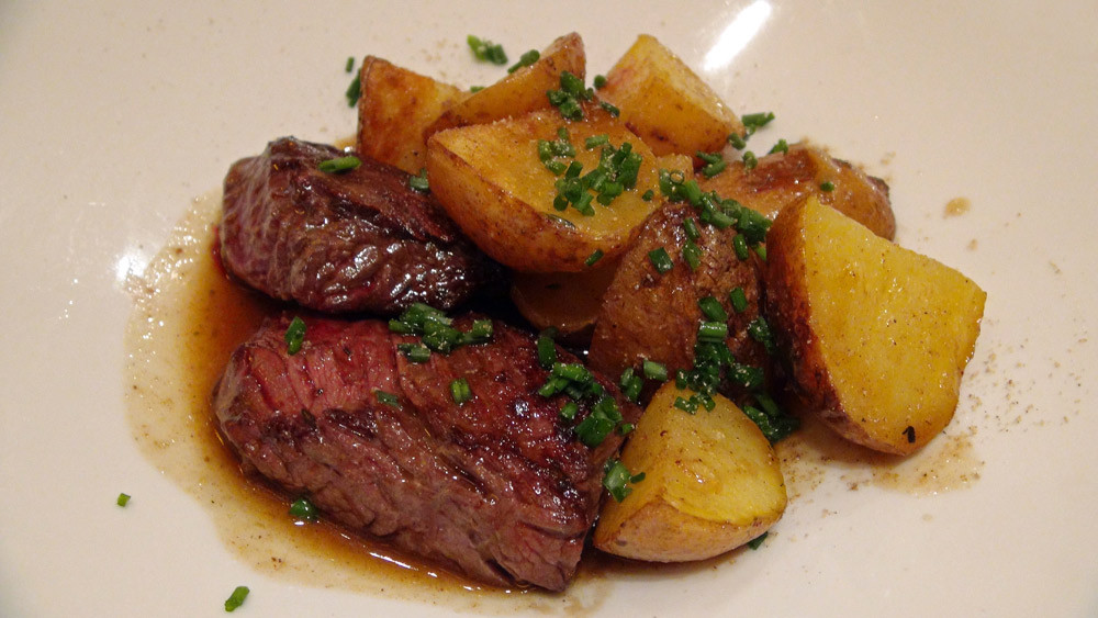 Onglet de bœuf, pommes de terre rissolées