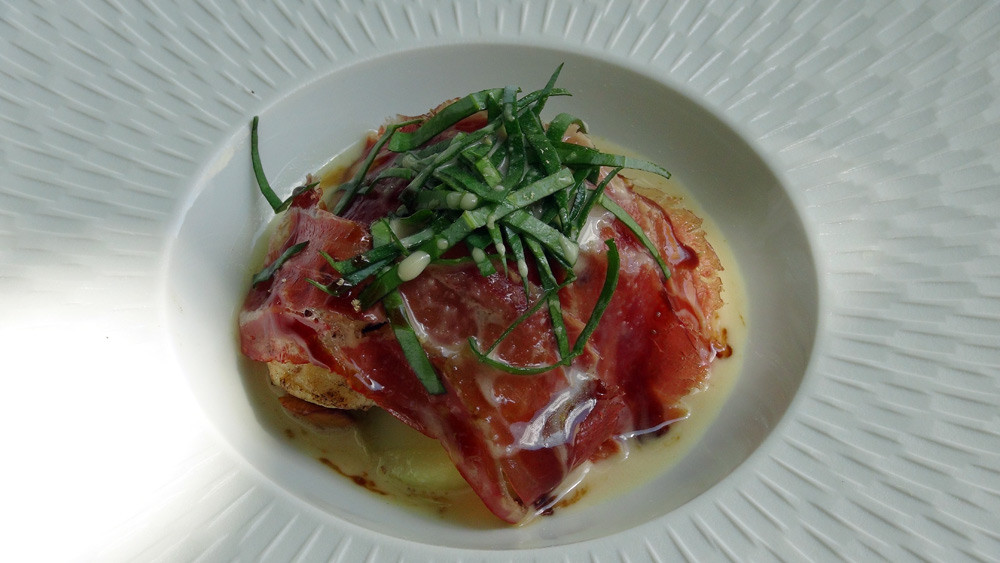 Filets de sole en parmentière, lomo de serrano, huître végétale et bouillon de Parmesan
