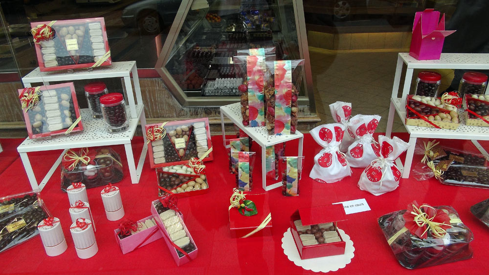 Friandises en vitrine (aucun prix ... vitrine en cours ... à 17 heures !)