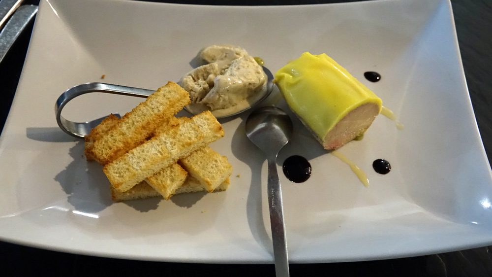 Le foie gras de canard fermier : Foie gras de canard fermier ,brioche toastée,glace aux cèpes