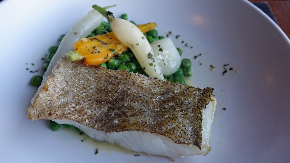 Lieu jaune, fenouil fondant et légumes du jardin