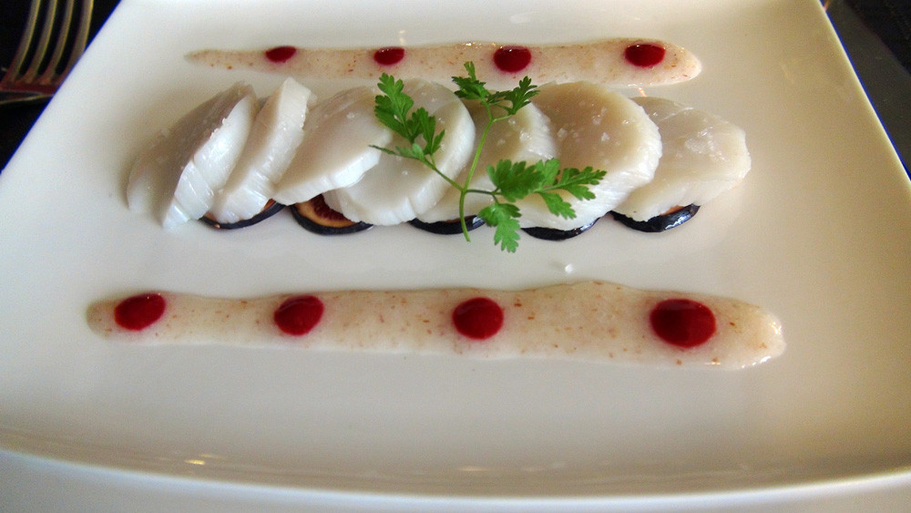 Etuvée de Saint Jacques sur un carpaccio de figue, pulpe de litchi au vinaigre de framboise