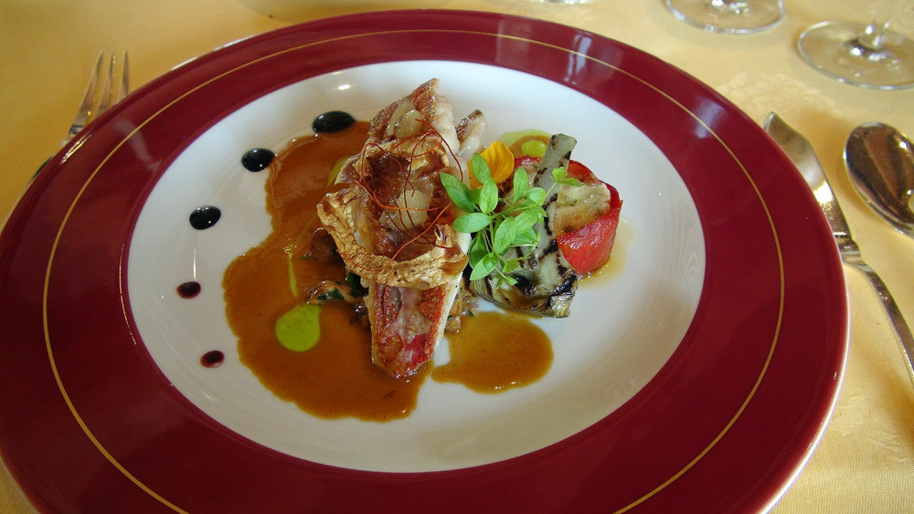 Le rouget-barbet : Poêlé. Girolles aux aromates. Artichauts "poivrade" grillés et moelle fumée