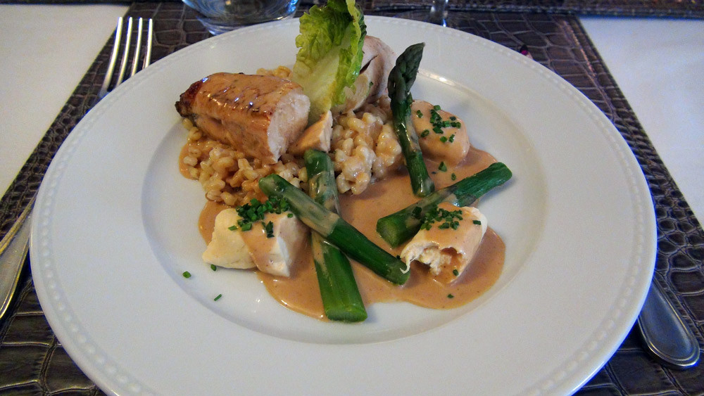 Suprême de volaille, sauce foie gras, blésotto, asperges vertes