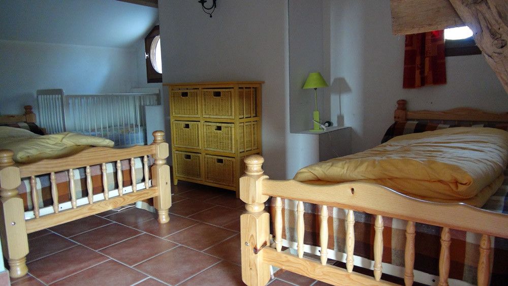 La chambre (fermée) à 2 lits 