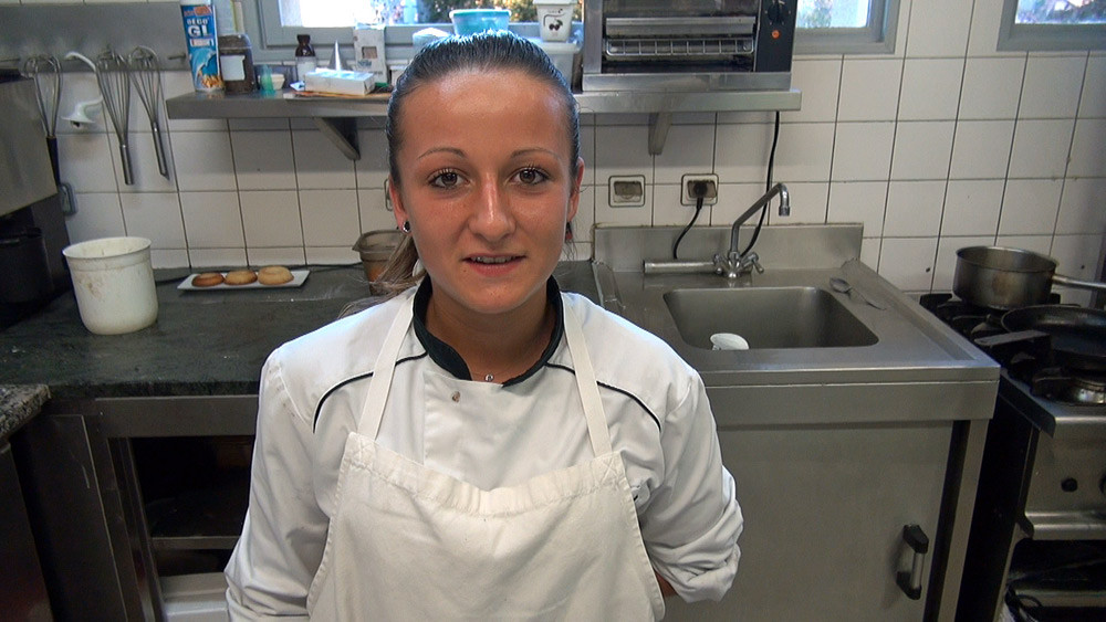 Coralie, pâtissière stagiaire