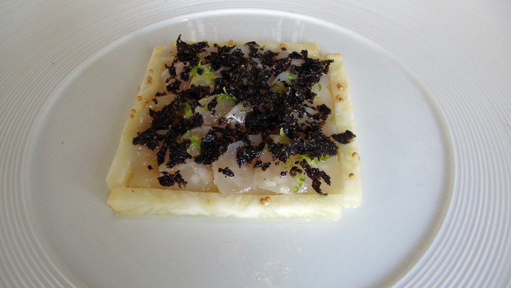 Céviche de Saint-Jacques de plongée, céleri-rave, crème de citron et râpée de truffe.