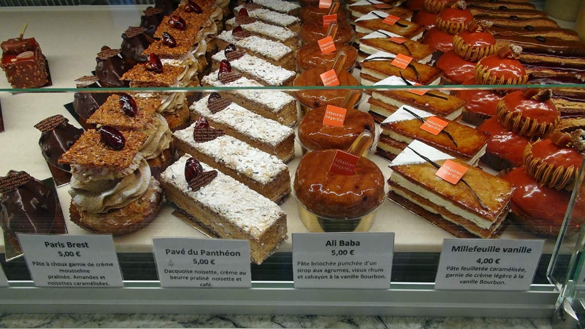 Insolite - Barquette marron - Paris Brest - Pavé du Panthéon - Ali Baba - Millefeuille vanille - Religieuse caramel - Eclairs chocolat et café