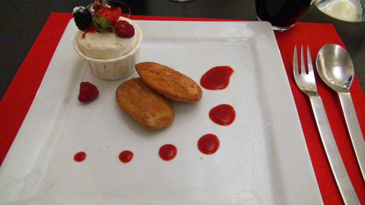 Soufflé glacé de nougat, madeleines cuites minute