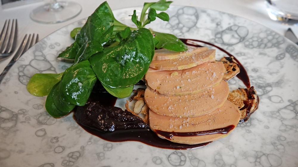 Lamelles de foie gras, poires tapées au Gamay de Touraine, dentelles de pain mendiant, salade de mâches