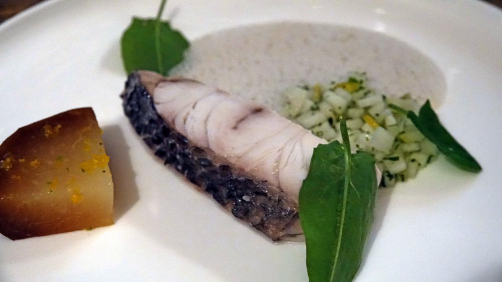 Maigre à la vapeur, cédrat, coriandre, chou-rave cuit à la sauce soja, oseille sauvage, émulsion au gingembre brûlé et lait de coco