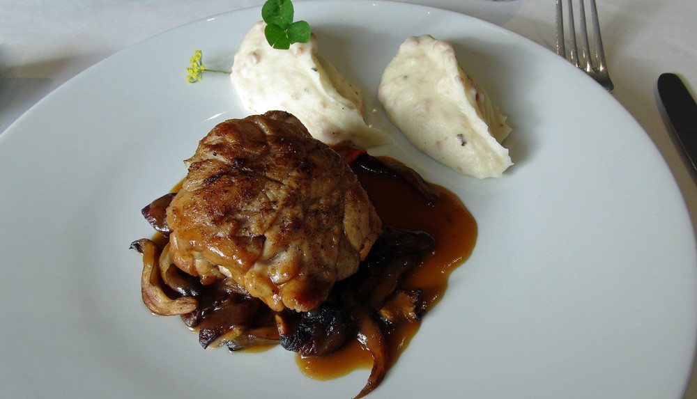 Ris de veau doré en casserole, jus de veau à la réglisse,  purée de pommes de terre Uto à l'andouille bretonne 
