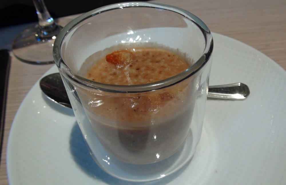 Soupe de chataignes aux croûtons et fritons de canard