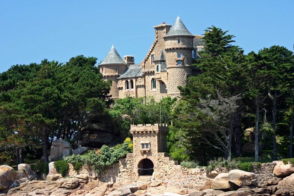 Château néo médiéval de Costaérès à Trégastel