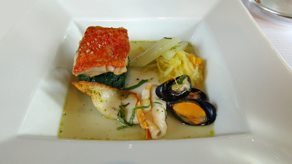 Petit farci champignon aubergine, filet de rouget poêlé, bouillon à l'huile de combawa, moules & calamars