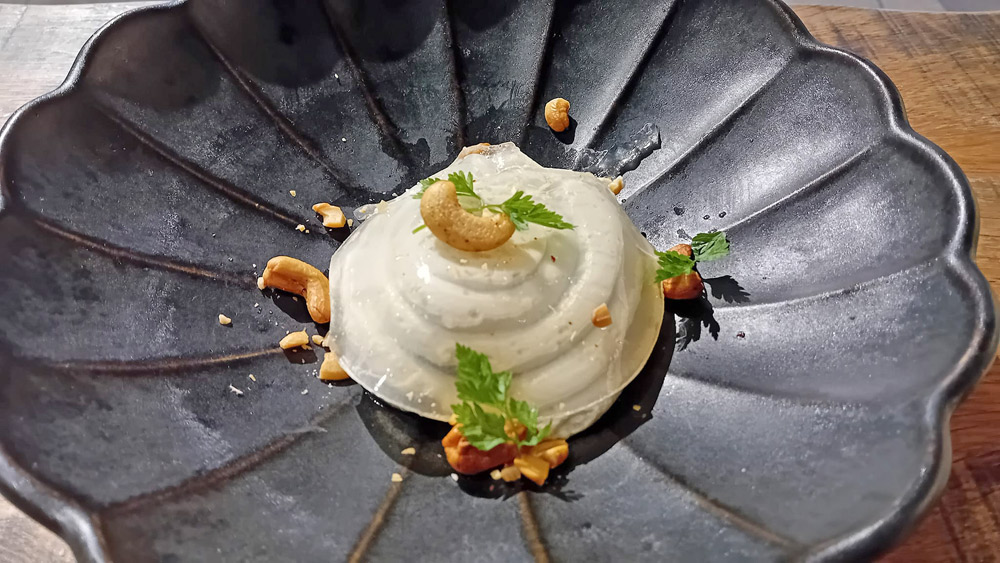 Fourme d’Ambert crémeuse, compotées de poires, pralin maison et gelée de pineau des Charentes   