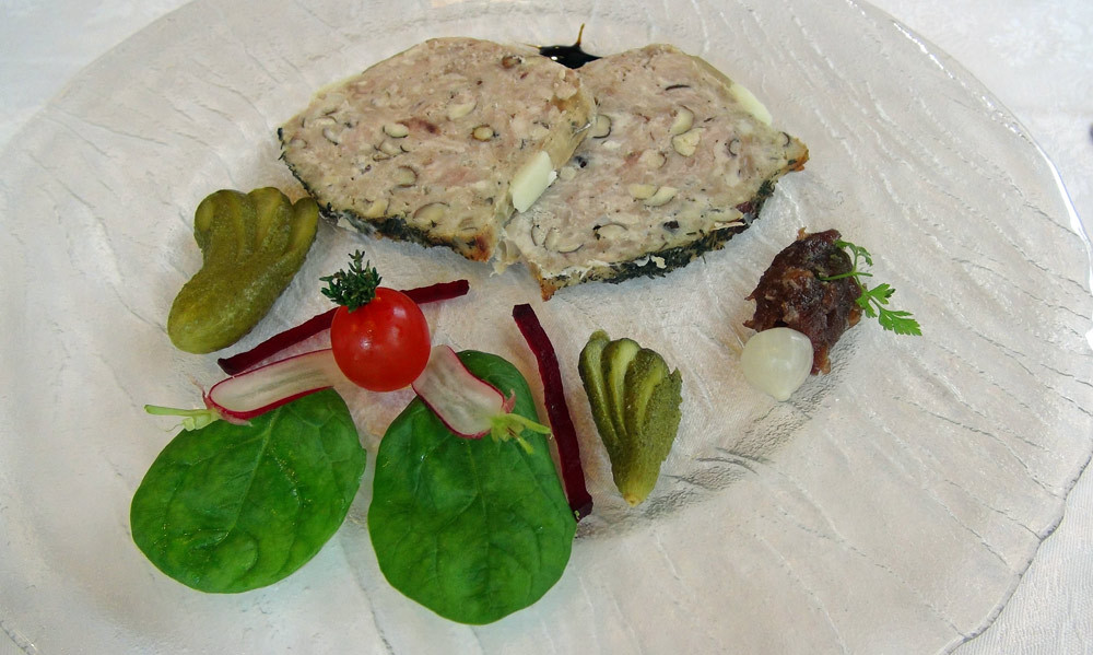 Terrine de lapin selon la recette de la mère Suzanne, confiture d'oignons au vin rouge de Cheverny 