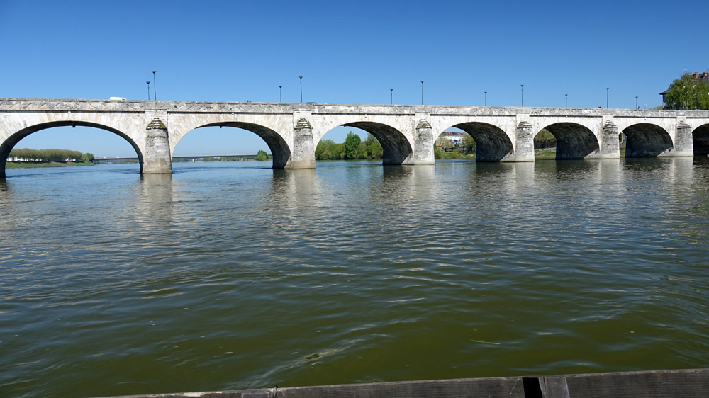 Le pont de Saumur vu de la Loire