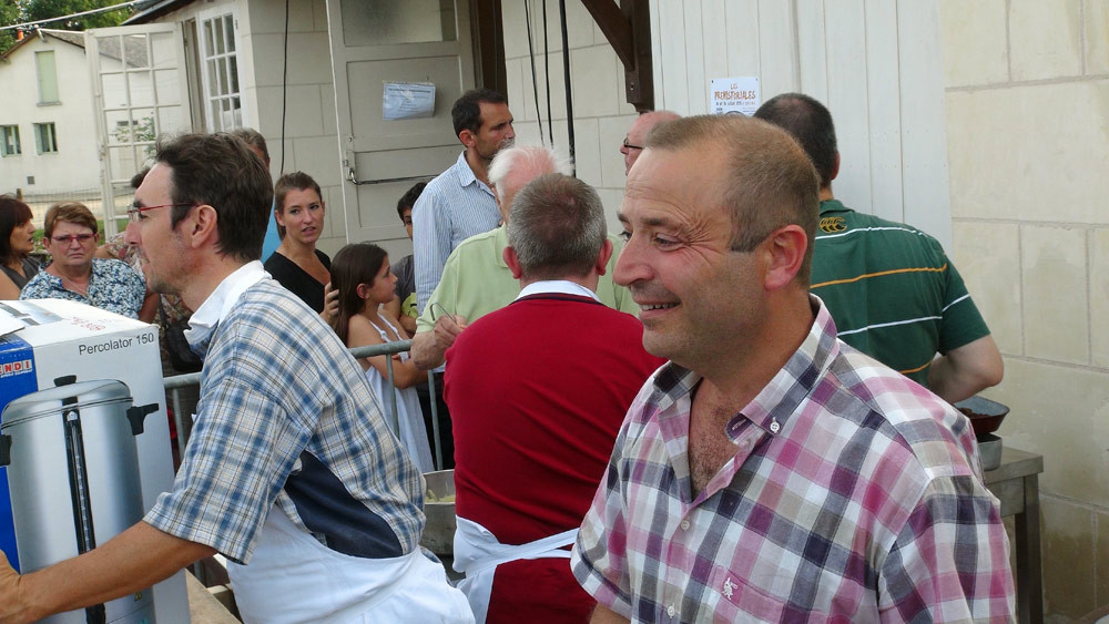 Fabrice Dallais et Xavier Fortin au service de l'entrée et du vin