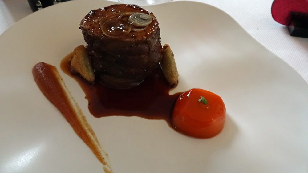 Epaule d'agneau confite 7 heures, pastilla, crémeux à la cardamome, purée de dattes medjool au citron